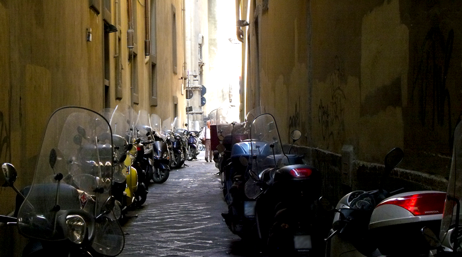 gasse mit motorinis